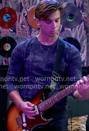 Gio’s dark blue long sleeve tee on General Hospital Gio’s dark blue long sleeve tee on General Hospital