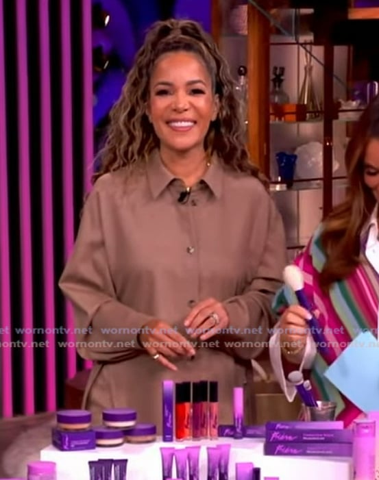 Sunny’s khaki button down shirt and pants on The View Sunny’s khaki button down shirt and pants on The View