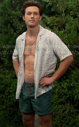 Tate’s green shorts and tote bags on Days of our Lives Tate’s green shorts and tote bags on Days of our Lives